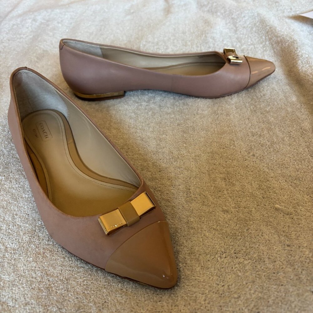 Coach "Wynter" flats in blush leather, patent toe caps, gold bows, size 8.5 - Picture 3 of 8